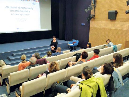 Lektorka svou přednášku pojala jako praktickou ukázku, a to ve všech bodech. Probíhaly ukázky špatného držení těla, chůze, sedu a zároveň ukázky správného postoje atd.