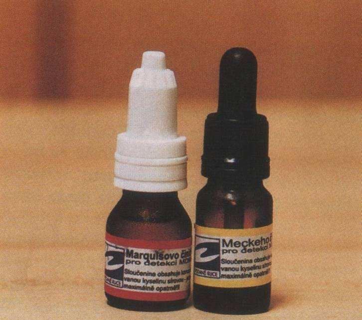 DXM nejprve emituje malé množství kouře a testovaný vzorek zčerná za 5 10 vteřin.
