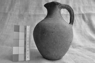 ferují panonské Svéby (Bóna Horváth 2009, 199). Výskyt džbánů se však evidentně neomezuje pouze na tuto skupinu, neboť byly objeveny kromě Kyjova také v hrobě č.