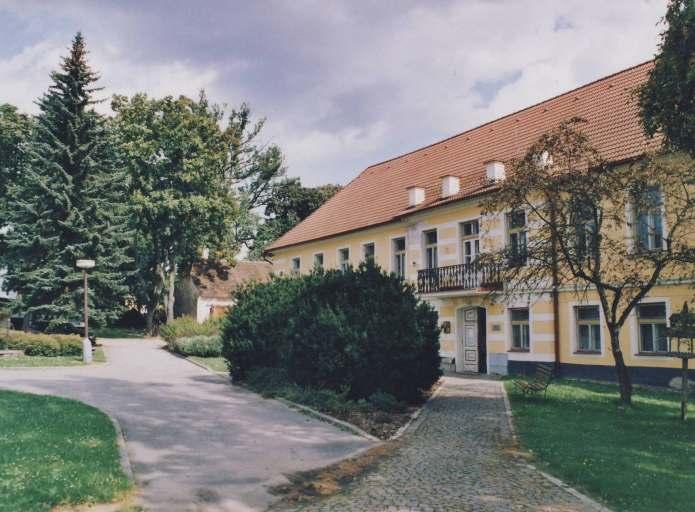 Čkyně (pošumavské zámečky - 6.) Nedaleko na sever od Vimperka v líbezné pahorkatině nad řekou Volyňkou se rozložilo městečko Čkyně.