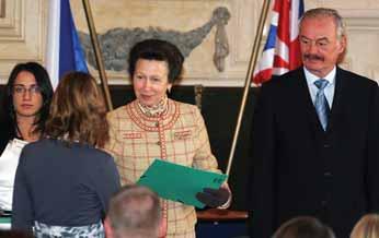 27 CENA VÉVODY Z EDINBURGHU Z RUKOU PRINCEZNY ANNY V rámci oficiální návštěvy České republiky se britská princezna Anna zúčastnila slavnostního předávání diplomů absolventům Programu pro mládež Cena