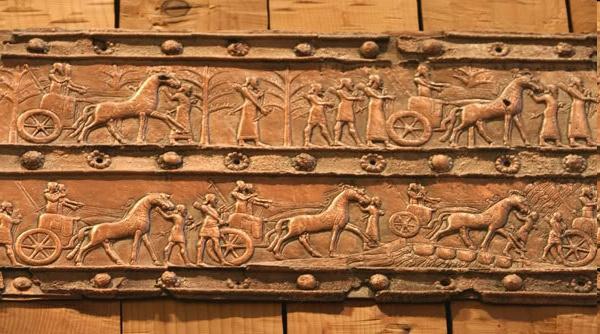 Do dneška se zachovaly bronzové části vrat z paláce Salmanassara III. v Imgur-Bélu - dnešním Balavátu- z druhé poloviny 9. stol. př. Kr.