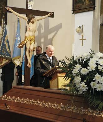Už jen to, že si pro vyznamenání došel až na podium, v kondici, kterou mu mohli závidět mnohem mladší, dokazuje fakt, že si oceně- 14 OREL 2 18 ní velmi vážil.