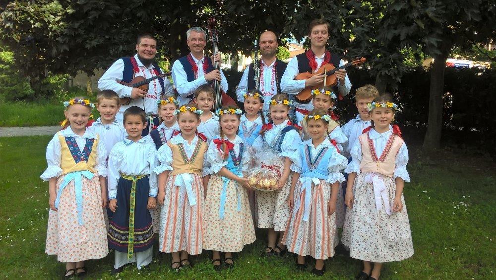 let uvedlo pestrý sled písní a tanců z Uhersko-hradišťska, Valašska a Moravsko-slovenských Kopanic. Vánoce, vánoce, skoro-li budete Praha Dejvické divadlo - 4. 12.