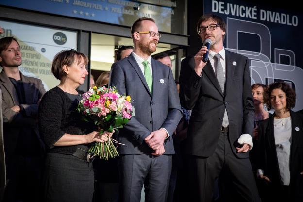 V roce 2017 pokračovala spolupráce se stálým hostem Divadlem Komediograf (Jak se Husákovi zdálo, že je Věra Čáslavská) a dále spolupráce s British Council a