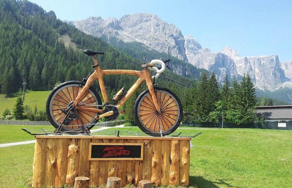 Nejdříve sjezd do Corvary, krátký výjezd na Passo di Campolongo a sjezd zpět do Corvary. Možnost výjezdu lanovkou do horských výšin a pěší turistika.