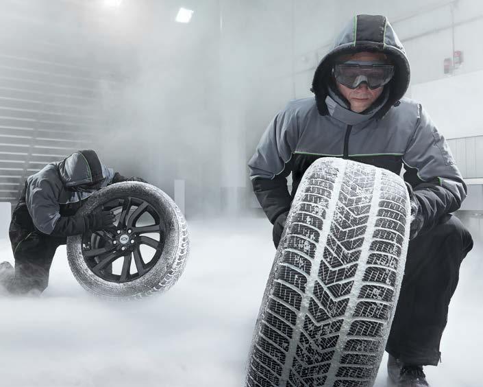KDO MAŽE, TEN JEDE KVALITA CASTROL Land Rover už dlouho úzce spolupracuje s výrobcem olejů Castrol, aby mohl dokonale uzpůsobenými oleji dlouhodobě zvyšovat výkon svých motorů a snižovat emise oxidu