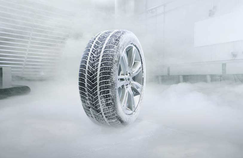OPTIMÁLNÍ TRAKCE KOMPLETNÍ ZIMNÍ KOLA LAND ROVER DO SLOTY A NEPOHODY ZIMNÍ PNEUMATIKY Originální Originální kompletní zimní pneumatiky Land Rover přinášejí prokazatelné plus na mokru, sněhu a ledu a