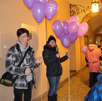 15 hodin se na povel Václava Vydry balónky vznášejí k nebi a dětské oči září s nadějí, že právě to jejich přání Ježíšek splní. Tentokrát jich z bochovského náměstí vzlétlo krásných 85 kusů.