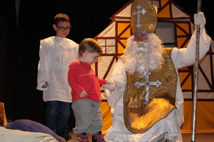 hodinou proudili do sálu Kulturního domu děti i dospěláci. Celkem dorazilo 70 dětí s doprovodem.