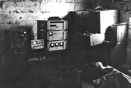 14 Instalace technologie fotografické registrace UDZ v observačním pavilonu V roce 1984 byl v areálu stanice postaven objekt garáže určený pro parkování terénního vozidla.