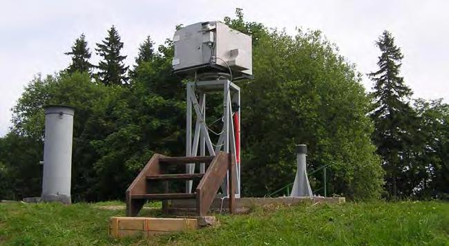 Obr. 2 Automatická bolidová kamera na stanici Polom atmosférou, a to s velkým časovým rozlišením 5 000 vzorků za sekundu.