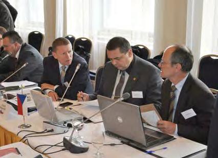 Události Geokonferenční maraton v Praze Jarní Praha po 14 letech opět uvítala vojenské geografy a informatiky působící v projektech Defence Geospatial Information Working Group (DGIWG), Multinational