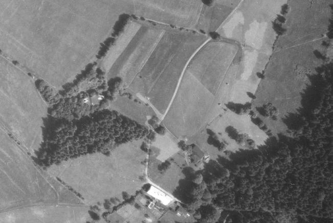 Obr. 2 Lokalita Polom před zahájením výstavby stanice na leteckém měřickém snímku z roku 1962 Protože srdcem nového pracoviště měla být seismická stanice, jejíž provoz vyžaduje specifické podmínky,