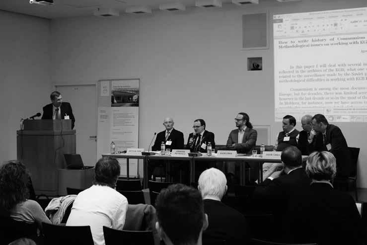 384 Zprávy Panelová diskuse prvního bloku příspěvků. Zleva: Prof. Attila Pók, Martin Pražák, Dr. Dragoş Petrescu, Egin Ceka, Dr. Igor Caşu, Dr. Krisztián Ungváry a Mgr. Peter Jašek, PhD.