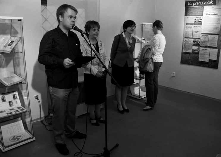386 Zprávy Vernisáž výstavy, u mikrofonu Bc. Radek Tulis, tiskový mluvčí jihlavského magistrátu, zleva PhDr. Kateřina Smutná z Moravského zemského archivu v Brně a PhDr.