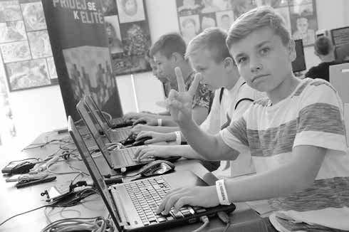 (KET) Místo videí si youtubeři připravili scénky Protože jenom hody zlechovské chase nestačí, uspořádala vůbec první ročník Folklorního odpoledne.