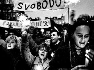 30 1989 V roce 1989 byli umělci první, kteří v