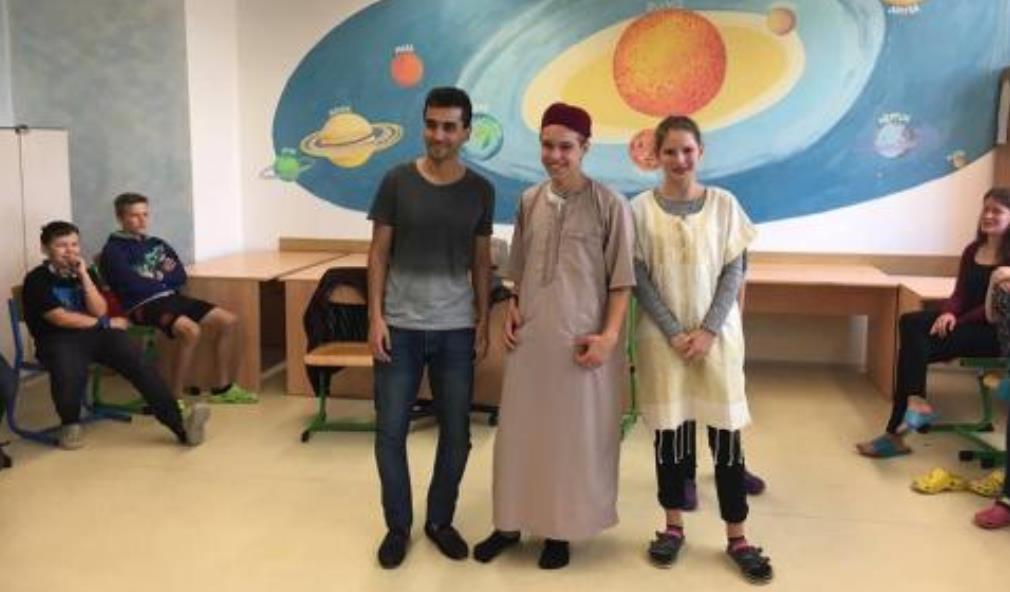 Projekt Edison aneb zahraniční studenti v naší škole Projekt EDISON spojuje mladé lidi odlišných kultur a národností, aby se seznámili se zvyky, tradicemi a situací v jiných zemích a stali se tak
