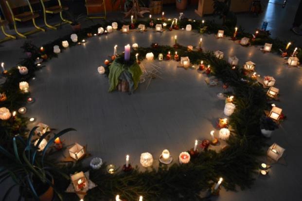 Adventní spirála Nastal čas adventu a s ním i doba krátkých dnů a dlouhých nocí. Pro děti doba naplněná tajemným očekáváním, pro nás dospělé čas zklidnění a vnitřního usebrání.