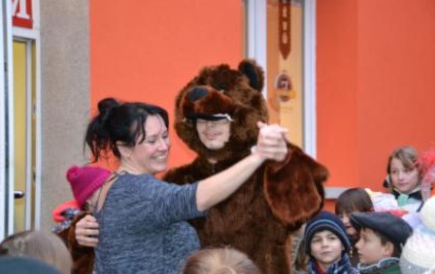 Masopust Masopust, lidově fašank, se slaví jak u nás, tak po celém světě. Jde spíše o tzv. karneval - lidovou zábavu v maskách s jídlem, pitím a hudbou.