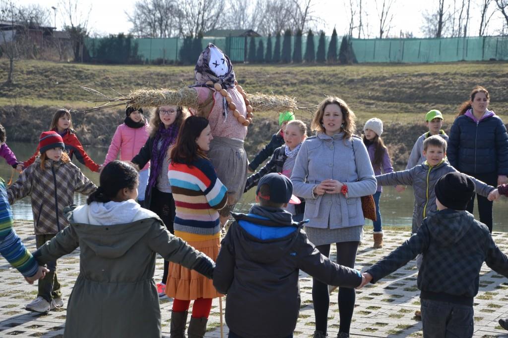 Vynášení Moreny Z předkřesťanských dob se nám dochoval starodávný zvyk vynášení Moreny. Pro naše předky byl rituál vynášení zimy a vítání jara významnou událostí, stejně tak je tomu i na naší škole.