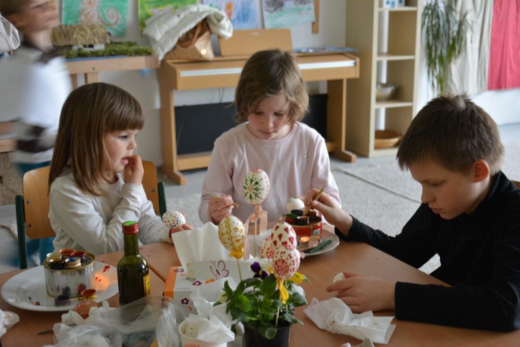 Velikonoční dílničky Na škaredou středu jsme se na krátkou dobu rozloučili se školní docházkou velikonočními dílničkami.