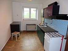 podlaží z celkem 2 včetně 1 podzemního Užitná plocha: 62 m 2 Sklep: 6 m 2 Voda: Dálkový vodovod Topení: Lokální plynové Plyn: Plynovod Odpad: Veřejná kanalizace Elektřina: 230V Doprava: Vlak,
