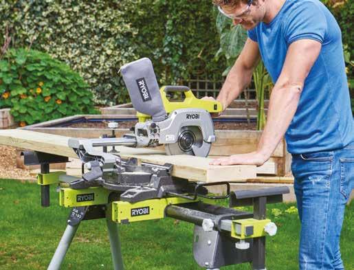 nastavitelné zkosení až 45 Tenký pilový kotouč nejvyšší třídy o průměru 216 mm se 48 zuby osazenými karbidovými břity poskytuje vynikající výkon i kvalitu řezaných ploch Vysoce kvalitní základna