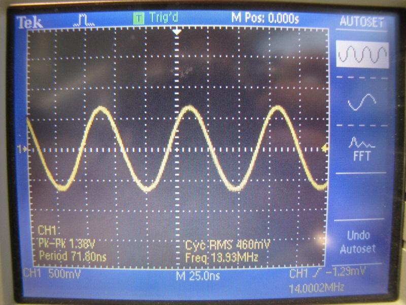 Obr. 4.17: Výstupní signál zesilovače 14 MHz třída A bez filtru Obr. 4.18: Výstupní signál zesilovače 14 MHz třída A s filtrem Z naměřených charakteristik zesilovače (viz obr.