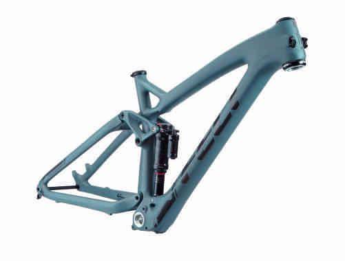 V kombinácii s progresívnou povahou zadnej stavby a ﬂexiou karbónu to znamená, že výsledný bicykel je extrémne efektívny pri šliapaní, dokáže si poradiť s veľkými rázmi, a pritom ostáva veľmi aktívny