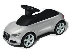 Volant z jemnej textílie s exkluzívnym dizajnom Audi s integrovaným klaksónom poskytuje aj tým najmenším