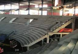 Obr. 4 Fig. 4 Pohled na část obnaženého rámu s tribunovými nosníky a lavicemi View of a part of an uncovered frame with stand beams and benches situovanými podél hlavních os eliptického půdorysu.
