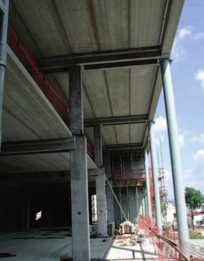 To se odráží v tvarově i rozměrově rozmanitých prvcích nosné konstrukce se značnými nároky jak na projekt, tak i realizaci (obr. 9).