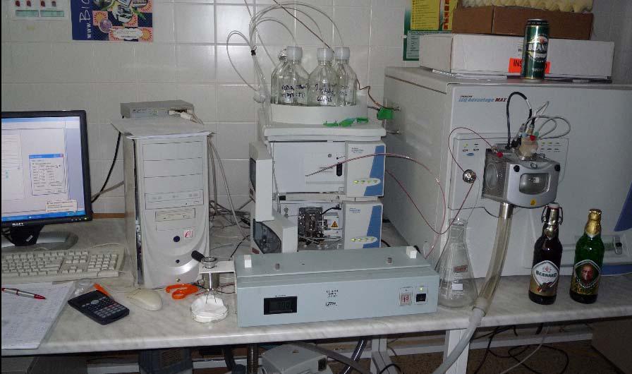 2.5.2 Metoda HPLC/MS v analýze flavonoidů Jelikož polyfenolické sloučeniny tvoří skupinu mírně polárních molekul, lze pro jejich analýzu využít kapalinovou chromatografii na reversní fázi s následnou