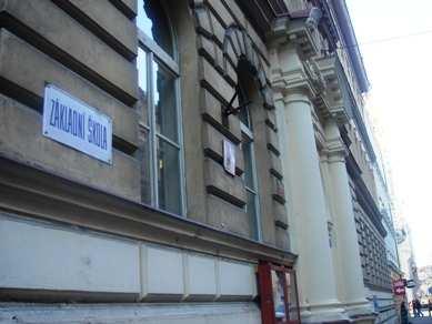 Tudíž se nikomu nevyplatilo být učitelem na plný úvazek a na místo učitele se hlásili lidé bez potřebné kvalifikace, kteří brali učitelování jen jako přivýdělek.