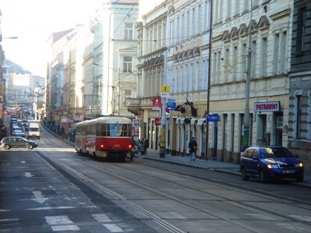 zaměřen pouze na cestování tramvajemi. Za 17 hodin, tedy od šesti ráno do jedenácti v noci, přepravily pražské tramvaje 1 milión 109 tisíc pasažérů.