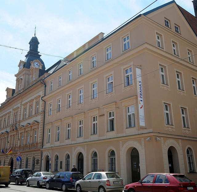 každý hodinový stroj vyšlý z jeho dílny v něčem originální. Vedlejší dům čp. 246/15 se nazýval U města Londýna.