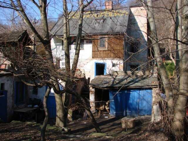 čtyřech domech je podle znaleckých posudků pouze sedm bytů. Sleva na každém z nich tak dosahuje téměř dvou milionů korun. A právě tento krok kritizovala na jednání opozice.