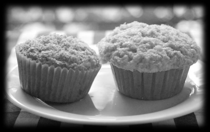 Vánoční jablečné cupcakes s kokosem Ingredience: 150 g polohrubé mouky 100 g třtinového cukru 100 ml oleje 200 ml mléka 3 nahrubo nastrouhaná
