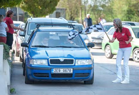 Jakmile Josef s Marií předali balíček se jménem, byla na všech přítomných patrná nervozita a zvědavost, co se pod vánočním papírem skrývá.