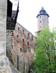 Historické centrum Minska - Horné mesto - priťahuje návštevníkov svojou jedinečnou historickou atmosférou, ktorou dýchajú staré budovy a úzke uličky, kde sa nachádzajú múzeá, kaviarne a reštaurácie,