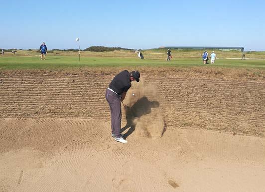 6 cestování září 2018 Povinná fotka na Swilcan Bridge v podání Ondřeje a Tomáše z Paradegolf.cz. Foto: Antonín J. Grimm Ikonická klubovna R&A, první tee a osmnáctý green. Foto: Antonín J. Grimm Naplněný sen o prvním odpališti Old Course Skotské St.