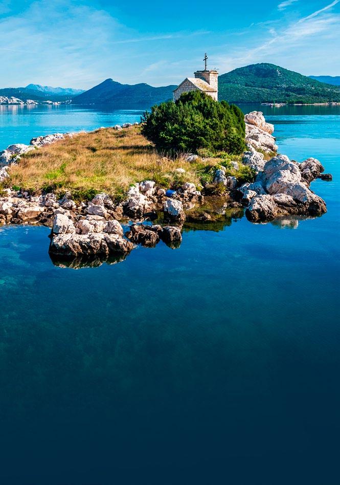 Obyvatelé chorvatských ostrovů jsou vesměs zbožnější než my na snímku věřící o svátku Nanebevzetí Panny Marie v Komiži na ostrově Vis. Foto Stjepan Tafra/Shutterstock.com/isifa.