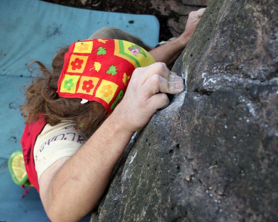 Mravenec bouldering informace Na Mravenci nenajdete žádné obří balvany. Proto většina místních problémků začíná ze sedu a nejtěžším krokem je odlepit se od země.
