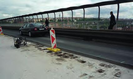 ZE STAVEB / / FROM CONSTRUCTION SITES Obrázky 3-6 Mostovka po odstranění izolace Vyrovnání povrchu mostovky - dobetonování Pásová izolace mostovky s ochranou z litého asfaltu Demontáž původních