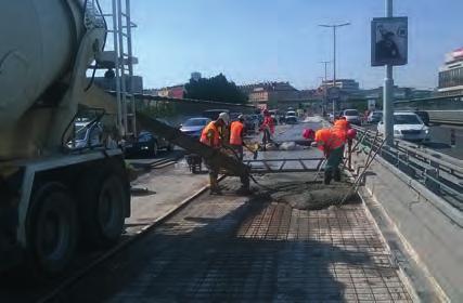 mostovky a následně vyrovnávky povrchu mostovky, položení nové izolace a osazení prvků odvodnění, montáž nových chodníkových desek, betonáž monolitické části chodníku a pokládku vozovky (obrázky 3 6).