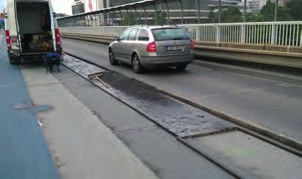 Vzhledem k původnímu uspořádání chodníkové části, kdy chodníkové desky byly uloženy do ozubu svodidlové zídky na okraji desky mostovky a římsového nosníku a dále na povrchu příčných žeber, bylo