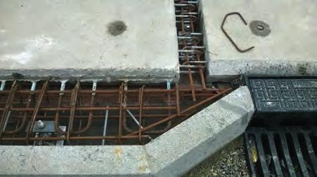 ZE STAVEB / FROM CONSTRUCTION SITES ZE STAVEB / FROM CONSTRUCTION SITES Detail chodníku u vpusti odvodnění před betonáží Nová vpusť odvodnění VISLA Obrubníkové odvodnění u mostního závěru Pro
