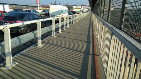 Izolace povrchu chodníku proti srážkové vodě byla navržena jako přímo pochozí a je dotažená až ke kamennému obrubníku kotvenému trny do monolitické části chodníku.